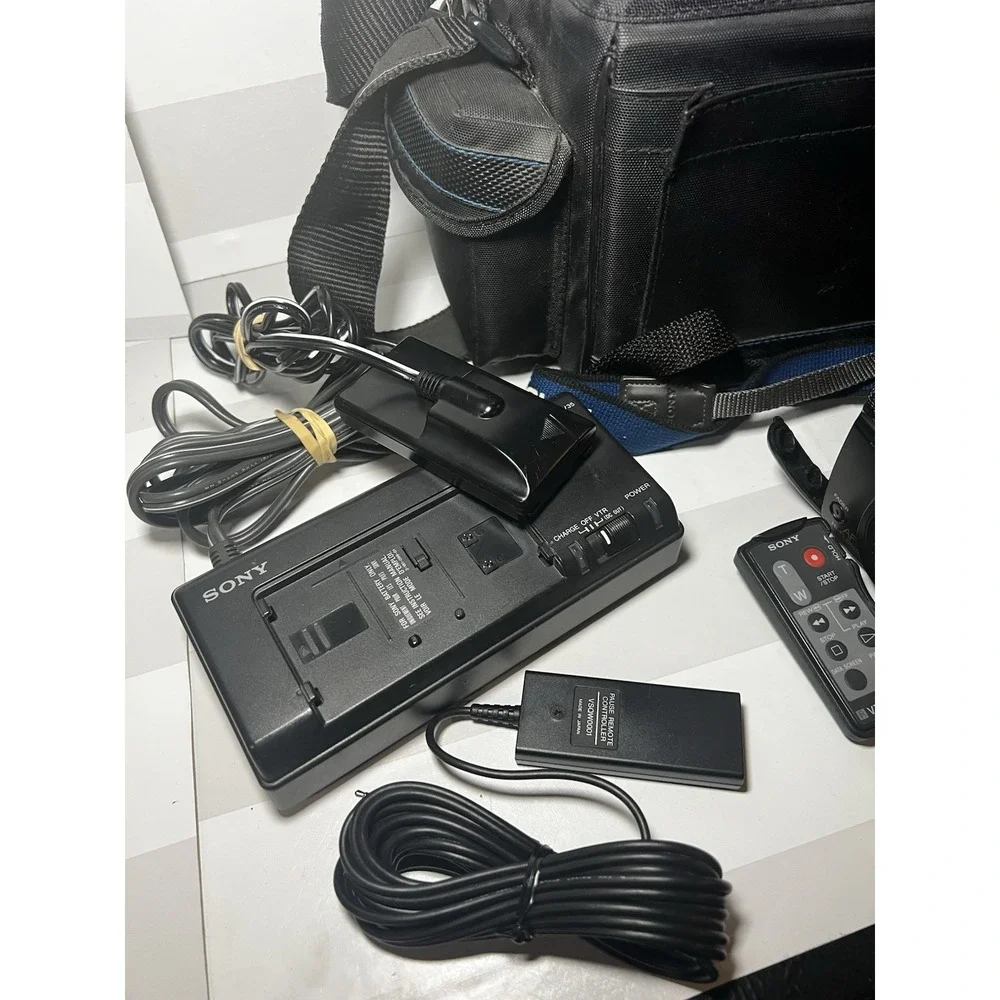 Sony Handycam CCD-TR71 Video 8 Camcorder Camera w Bag FOR PARTS OR REPAIR ONLY